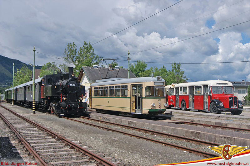 Rosentaler Dampfzug im Bahnhof Ferlach, historische Straßenbahn und Oldtimerbus